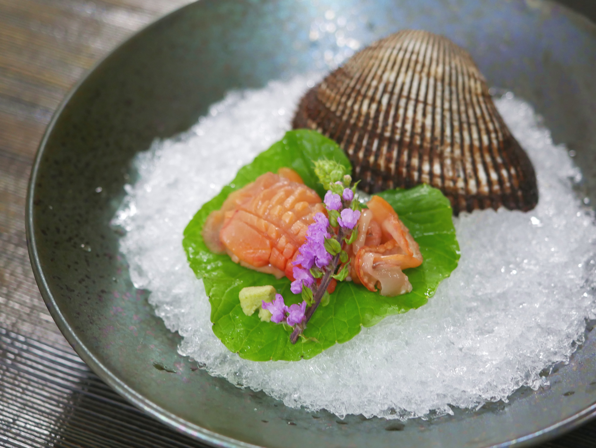 赤貝のさばき方とマグロ 真鯛の刺身 三点盛りの盛り付け方 田中ケンのプロが作る簡単レシピ集と料理の作り方 ケンズキッチン